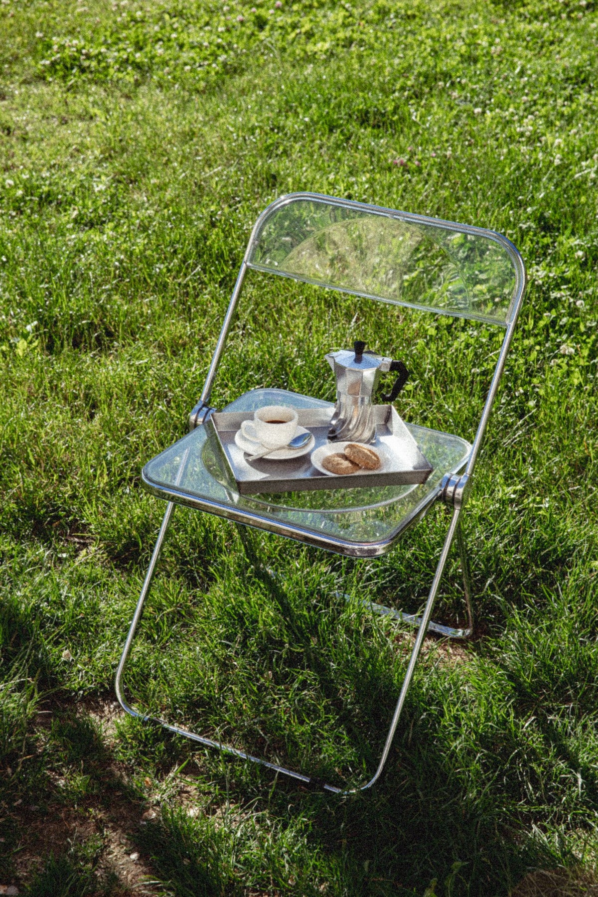 Turbo Moka and an espresso served on a tray on a folding chair in a sunny garden