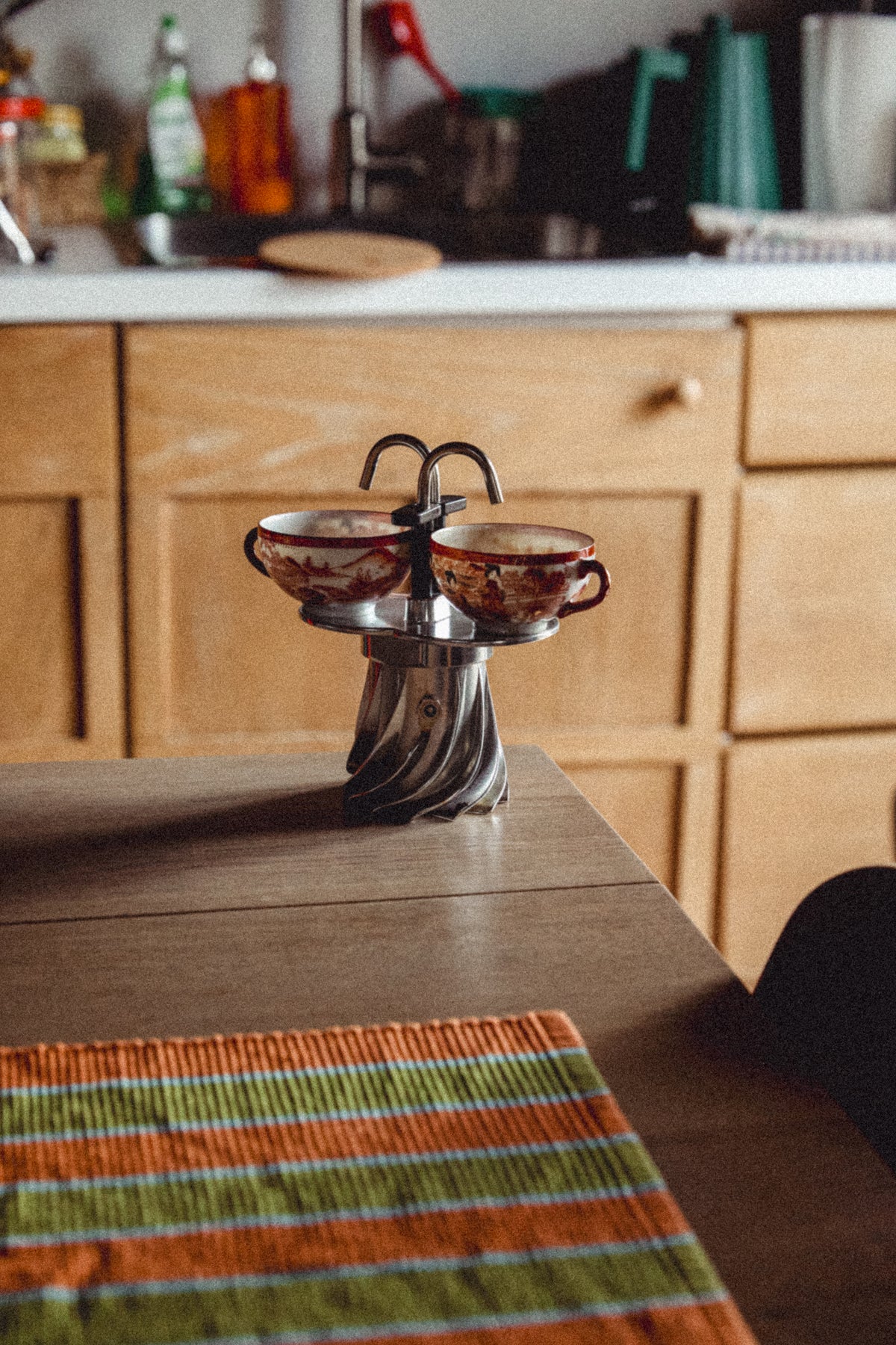Turbo Moka Duetto with two cups on a wooden table in an Italian kitchen