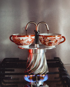 Front view of the Turbo Moka Duetto on a gas flame with its turbine-finned base