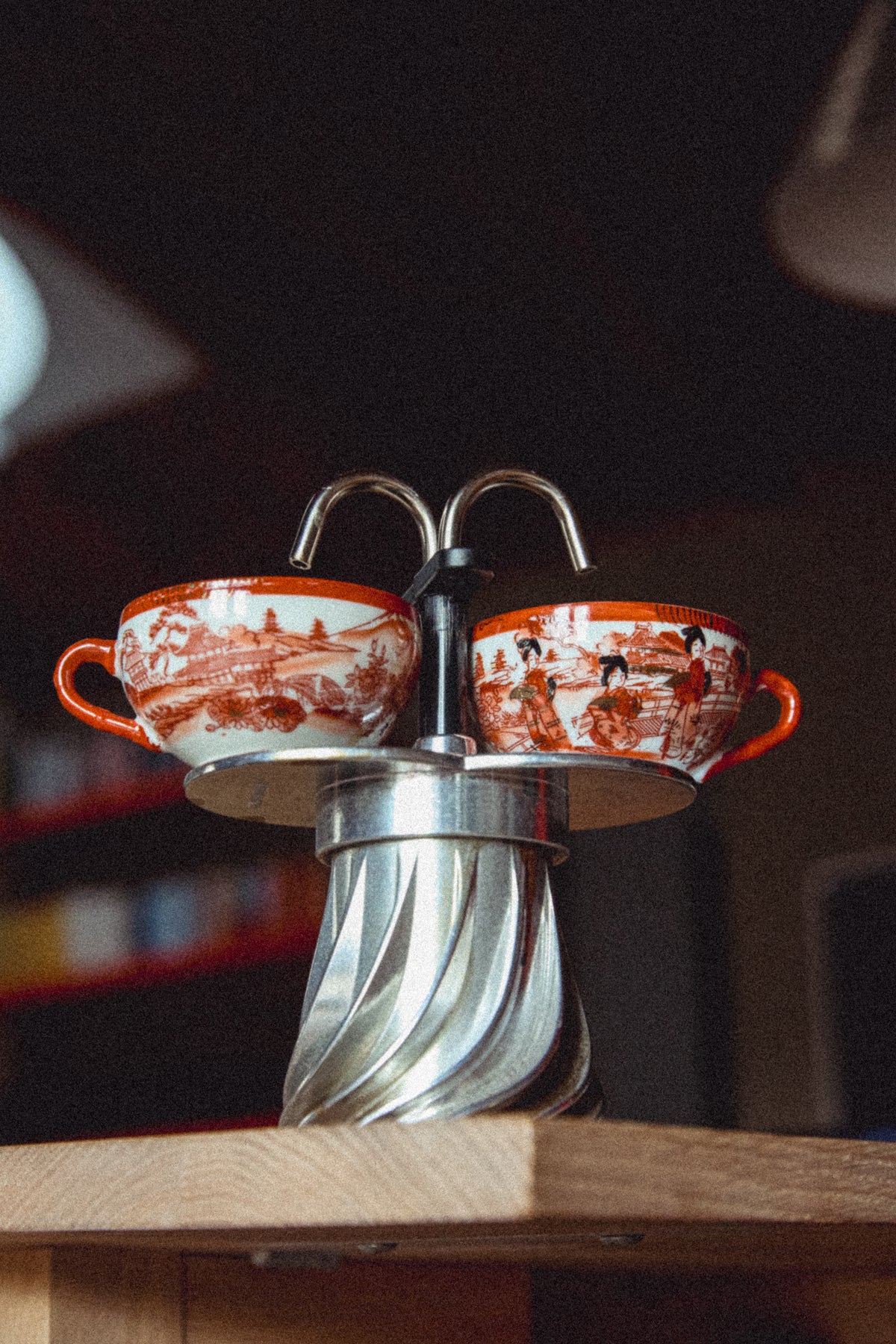 Close view of the two curved spouts of the Turbo Moka Duetto holding two espresso cups