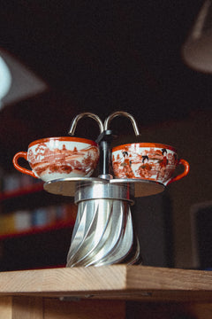 Close view of the two curved spouts of the Turbo Moka Duetto holding two espresso cups